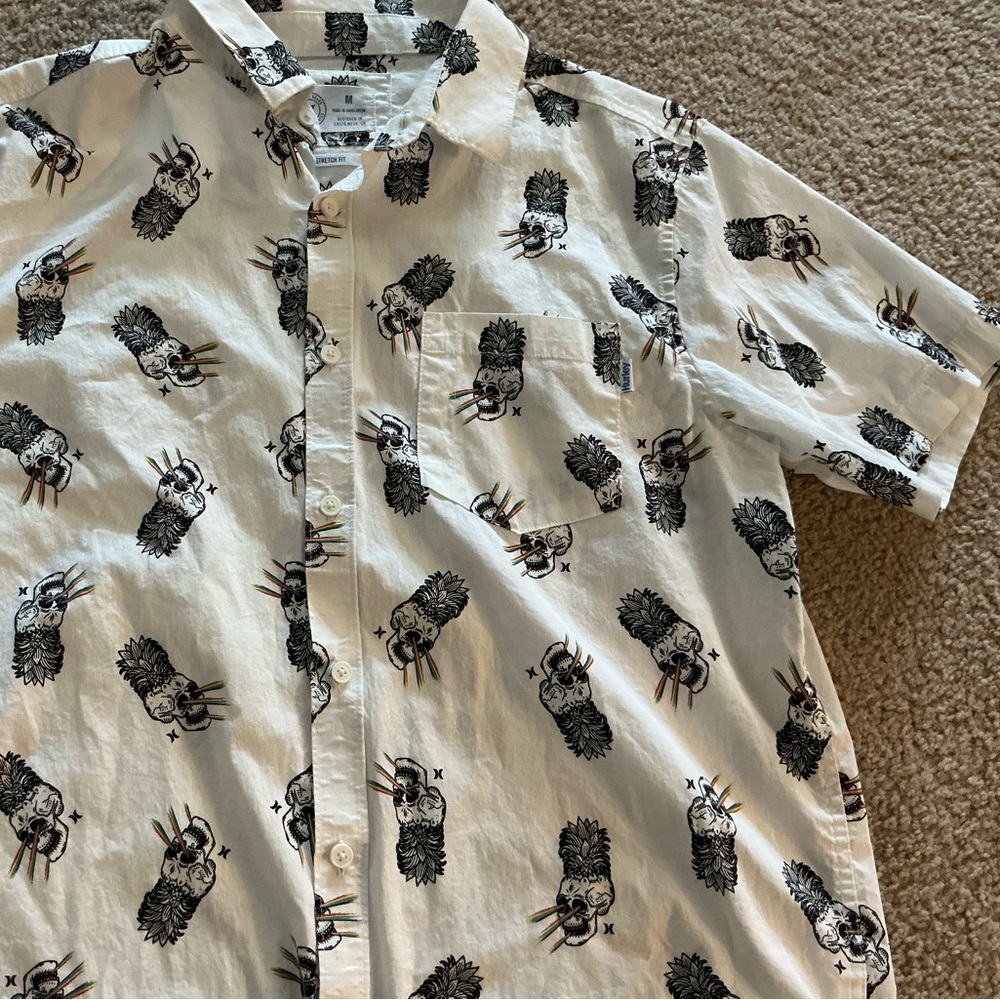 Hurley White Short-Sleeve Button-Up Shirt with Black Pineapple Skull Print med